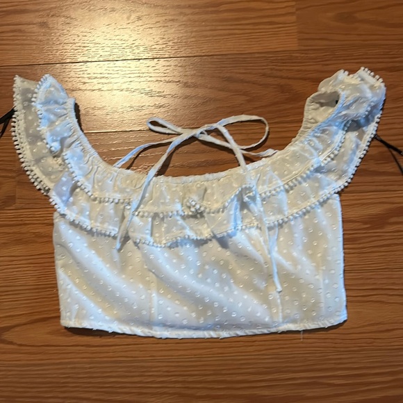 Forever 21 Tops - Forever 21 flutter sleeve off the shoulder crop M